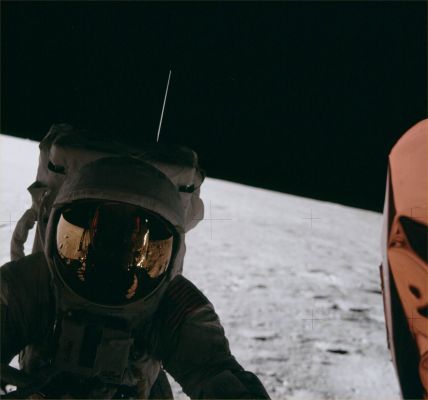 AS 12-46-6716 (HD) - Going down the ladder (1)
Pete Conrad scende dalla scaletta del Lunar Module e sta per diventare il Terzo Uomo ad aver messo piede e camminato sulla Luna.
Splendida l'immagine ed eccezionale la qualità dei dettagli (nota: osservate il riflesso della superficie Lunare nel visore di Pete e notate il susseguente cambio di colore che ne deriva a causa della particolare schermatura del visore stesso).
Parole chiave: Postcards from the Moon