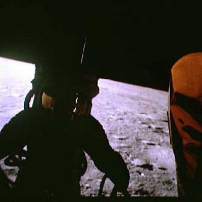 AS 12-46-6716 - Going down the ladder (2)
Ci sembra dunque giusto offrirVi l'intera sequenza (che crediamo sia sconosciuta al grande pubblico) in cui Conrad scende dalla scaletta del LM e va a poggiar piede sulla soffice e cinerea superficie della Luna.
Parole chiave: Postcards from the Moon