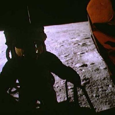 AS 12-46-6717 - Going down the ladder (3)
nessun commento
Parole chiave: Postcards from the Moon