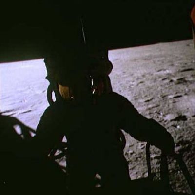 AS 12-46-6718 - Going down the ladder (4)
nessun commento
Parole chiave: Postcards from the Moon