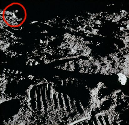 AS 12-46-6719 - Boot-Prints, "breccia" and little rocks (HR)
Original caption:"Cross-Sun to the south of the area where Pete Conrad collected the contingency sample starting at 115:23:55 (MT). One of the shallow trenches he made with the sampler is above center. 
Scan courtesy NASA Johnson SC".

Cerchiatura Rossa: un curiosissimo (ed intrigante) rilievo a forma conica (o, comunque, "a punta") che, a quanto ne sappiamo, è passato del tutto inosservato.
Parole chiave: Lunar Surface - Boot-prints, dust and rocks