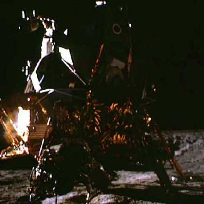 AS 12-46-6724 - Lookin' up at the Lunar Module
Subito dopo la discesa ed i primi (comunque timidi...) passi sulla Luna, occorreva - come da Procedure Operative - dare una buona occhiata al LM per verificare che tutto fosse in ordine e che non si fossero verificati problemi/danni (peraltro visibili solo dall'esterno) durante la fase di allunaggio. Ma tutto era a posto, per fortuna, come può testimoniare questa fotografia!
Parole chiave: The Lunar Module