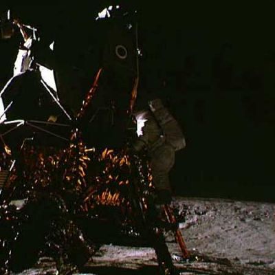 AS 12-46-6727 - Bean's going down the ladder too... (2)
Ed ecco l'Astronauta Bean (il pilota del LM) che si avvìa a metter piede sulla Luna: Conrad lo immortala con una serie di 5 scatti. Noi ve ne proponiamo 2.
Parole chiave: Postcards from the Moon