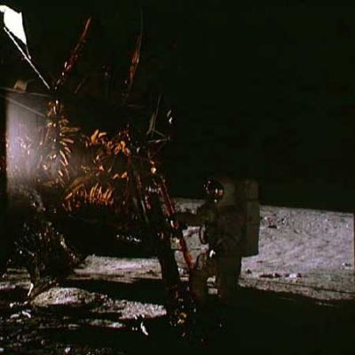 AS 12-46-6729 - Bean is on the Moon!
Bean è sulla Luna e guarda verso Conrad: adesso è tempo di dare un'occhiata in giro e poi di mettersi a "lavorare"!
Parole chiave: Postcards from the Moon