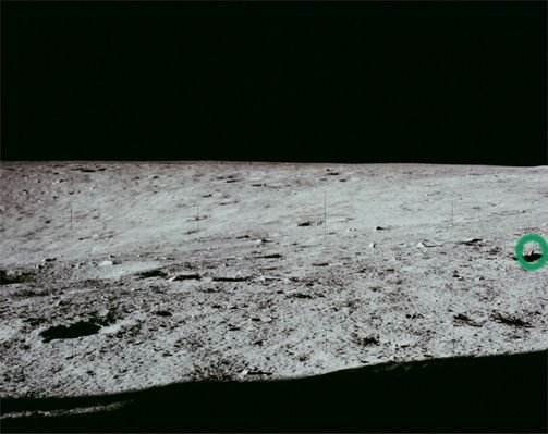 AS 12-46-6744 - Horizon and a strange stone (1) - HR
Original caption:"(...) View to the South. Note the raised-rim crater on the horizon at the righthand edge of the image. As Pete Conrad mentions at 118:27:12 MT, he mistakenly took the pan at 15-foot focus instead of 74-foot focus. Scan courtesy NASA Johnson".

Cerchiatura Verde: una bizzarra roccia dalla forma appuntita che spicca - diremmo nettamente - all'estrema Sx del frame. Curioso che non ci sìano (e, se ci sono, non le abbiamo trovate) altre immagini di questo rilievo.
Parole chiave: Lunar Surface - Surveyor Crater, rocks and other craters