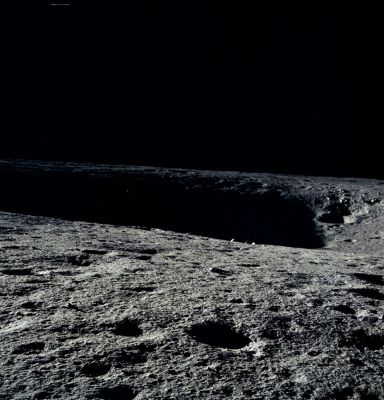 AS 12-46-6746 - The "Eastern Wall" of Surveyor Crater (2)
Caption NASA originale:"First frame from Pete Conrad's 4 o'clock pan showing the deep shadow on the eastern wall of Surveyor Crater and (...) the sunlit solar panels of Surveyor III. 
Compare with the corresponding frames from Pete's 12 o'clock pan, AS 12-46-6741 and his 8 o'clock pan, AS 12-46-6769. 
Parole chiave: Moon Panorama