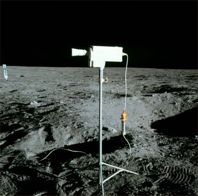 AS 12-46-6756 (HD) - The "unlucky" TV-Camera
Un intero frame ad AD dedicato alla 'cinepresa' che fece i capricci e, di fatto, impedì al Mondo di vedere quello che gli Astronauti appena usciti dal LM "Intrepid" stavano vedendo e facendo sulla Luna, durante questa semi-sconosciuta Missione Apollo 12.
Una Missione di cui non si conoscono molti dettagli ma che (pare) abbia segnato in maniera piuttosto netta e pesante la vita di uno dei tre Astronauti: Alan Bean.
Sarebbe interessante se, un giorno, fosse lo stesso Alan Bean a raccontare che cosa intendesse quando raccontò, al rientro sulla Terra (e per spiegare il violento esaurimento nervoso che lo afflisse a lungo), di "...visioni distorte della Luna..." che, a quanto parve, apparivano nei suoi sogni.
Una dichiarazione autentica e, se ci pensiamo bene, che riesce a mettere i brividi addosso...
Parole chiave: Lunar equipment, tools and materials