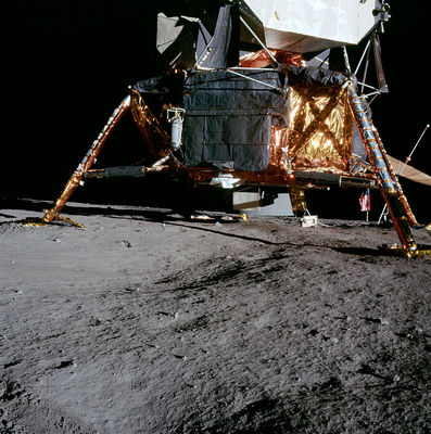 AS 12-46-6777 - The Lunar Module without shadow and horizon (3) - HR
Original caption:"Rightward of 6776, showing the South-Eastern face of the Descent Stage with the doors to the Scientific Equipment (SEQ) Bay doors closed and the plutonium fuel cask in its upright, stowed position. (...)".

Nota: qualche "Ricercatore", guardando questa immagine, ha dedotto che il LM fosse fatto di "cartone". Non crediamo che sia il caso di trattare, in questa sede, le specifiche tecniche dal LM e, in particolare, i rivestimenti esterni i quali, effettivamente, ricordano la "carta da pacco" quando viene stropicciata ma, se siete curiosi e diffidenti, Vi rinviamo alle Technical Specs (con relative Procedures and Check-Lists) che vengono riportate, Missione per Missione, in un apposito paragrafo all'interno di ciascuno dei 7 Capitoli in cui è suddiviso l'Apollo Lunar Surface Journal.
Parole chiave: Lunar Module