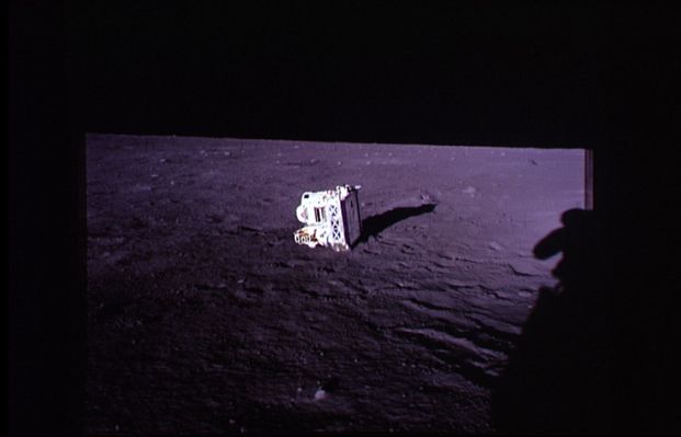 AS 12-46-6784 - The ALSEP Package
Caption NASA originale:"This picture shows ALSEP Package 1, the one that Pete took out of the SEQ bay and then moved to its present location to get it out of the way. Note that Pete's shadow shows that he is wearing a saddlebag".
Parole chiave: Lunar equipment - ALSEP