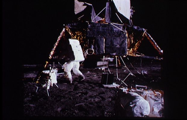 AS 12-46-6788 - The RTG package
Caption NASA originale:"Al is putting aside the dome that he has just removed from the fuel cask".
Parole chiave: Lunar equipment - RTG