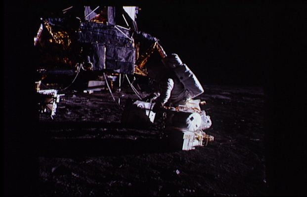 AS 12-46-6791 - The RTG package
Caption NASA originale:"At about 116:50:59 MCT, Al is attaching the RTG package to the carrybar which will later serve as the Central Station antenna mast".
Parole chiave: Lunar equipment - RTG