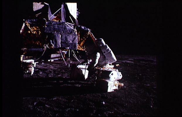 AS 12-46-6792 - The RTG package
Caption NASA originale:"Al is attaching the RTG package to the carrybar. Note the dirt that has gotten on the bottom of the RTG pallet - the surface facing the camera".
Parole chiave: Lunar equipment - RTG