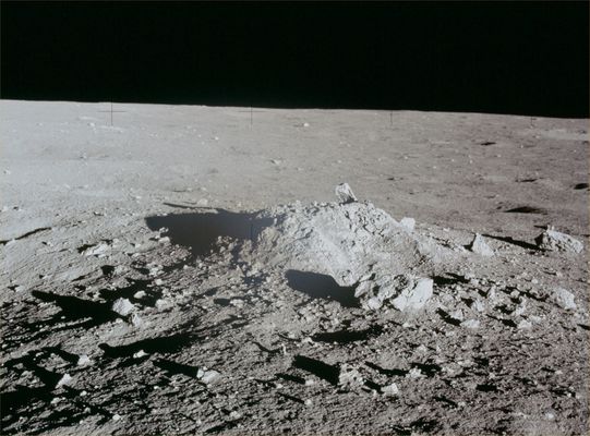 AS 12-46-6822 (HR) - The "Lunar Mound"
Una splendida interpretazione dell'outcrop lunare più famoso della Storia delle Missioni Apollo: un'immagine che ci fornisce tutti gli spunti necessari e sufficienti per parlare di possibili simmetrie, regolarità e ripetitività e di tutto quant'altro può trasformare un'Opera della Natura in un (possibile) artefatto. 

Dov'è la Verità?!?
Parole chiave: Lunar Mound