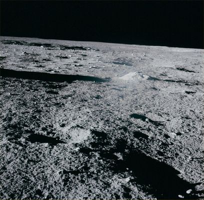 AS 12-46-6829 - The "Little Mound" and the shadow of the "Big One" (HR)
View to the South with the shadow of the large mound coming into the image from the left. Head Crater is in the near distance and Bench Crater is just below the local horizon a bit farther left but out-of-focus. 
Scan courtesy NASA Johnson.

Parole chiave: Lunar Surface - Rocks, Boulders and Craters
