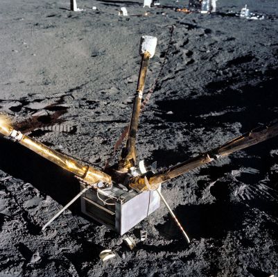 AS 12-47-6920 - The Magnetometer and other SEQ
Cross-Sun of the magnetometer after deployment. The Central Station is left of center at the top, with the Passive Seismic Experiment farther to the right. 
Parole chiave: Lunar equipment, tools and materials
