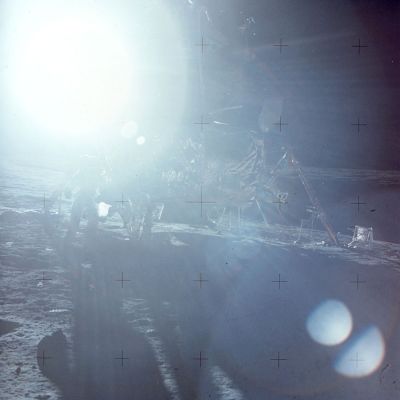 AS 12-47-6950 - The Lunar Module (up-Sun)
Up-Sun frame from Al's 12 o'clock pan. In the glare of the Sun, we can see Pete at the MESA. The HTC sample bag is at the right.
Parole chiave: LM