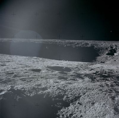 AS 12-47-6993 - Surveyor Crater and Surveyor III
Ma il denaro "distolto" dallo HSP non è stato MAI destinato a quello che, pomposamente, qualcuno ha chiamato e chiama il "Bene della Nazione (gli USA) e dell'Umanità". 

(note: this frame from Alan Bean's 4 o'clock pan is centered on Surveyor III Probe).
Parole chiave: Moon Panorama