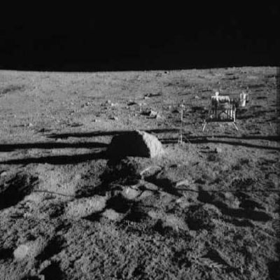 AS 12-49-7221 - Big boulder and equipment
Dettaglio di un macigno in prossimità del Surveyor Crater e, alla Vostra Dx, parte della strumentazione impiegata dagli Astronauti per l'effettuazione (crediamo...) di rilievi topografici ad elevato dettaglio.
Parole chiave: Surveyor Crater