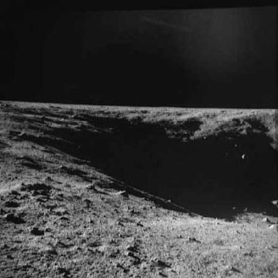 AS 12-49-7223 - Surveyor's panorama
Una serie di 4 frames che coprono il Surveyor Crater. E' visibile, sia pure solo a livello di "macchie luminose", nei frames 7223, 7224 e 7225, la Sonda "Surveyor" la quale - logicamente... - diede il proprio nome al Cratere all'interno del quale andò a posarsi.
Parole chiave: Moon Panoramas