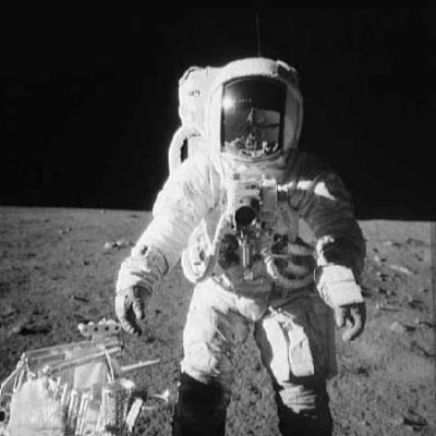 AS 12-49-7281 - Astronaut
E' un'istantanea davvero molto suggestiva. L'unico commento che possiamo fare si esaurisce in un semplice giudizio: bellissima!
Parole chiave: Postcards from the Moon