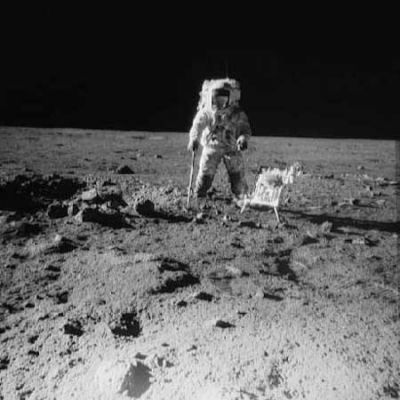 AS 12-49-7318 - Standing alone
Anche questo frame è abbastanza famoso, ma noi lo abbiamo scelto - sinceramente - per meglio prepararVi a quello che si vede nell'immagine successiva...
Parole chiave: Postcards from the Moon