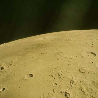 AS 12-50-7402 - The "limb" of the Moon
Il bordo (limb) della Luna, ripreso - molto probabilmente - facendo uso di un qualche "filtro-colore" idoneo a rendere i dettagli della superficie Lunare più visibili ed affilati. L'effetto che si ottiene è ben evidenziato in una serie di immagini che Vi proporremo qui di seguito ed in cui l'improbabilità del colore della Luna viene ben compensata dall'elevato numero (e qualità) di dettagli visibili. Non si può neppure escludere, però, che il colorito giallo-ocra assunto dal nostro Satellite sia dipeso anche dal naturale invecchiamento della pellicola.
Comunque le immagini restano belle e, come (quasi) sempre, molto suggestive.
Parole chiave: Moon from orbit