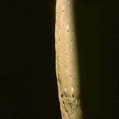 AS 12-50-7405 - Lunar limb
Come si diceva in sede di commento al frame precedente: colore poco verosimile, ma qualità del dettaglio davvero elevata. Una bella immagine.
Parole chiave: Moon from orbit