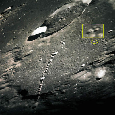 AS 12-51-7485 - Anything's down there? (2)
Da questo splendido frame (una versione nettamente migliore di quella che abbiamo proposto in precedenza e che era stata presa dall'Apollo Image Atlas) l'Amico Ricercatore Fabio Italiano (Old-Grey) ha estrapolato un notevole ed intrigante detail mgnf il quale ci mette davanti, ancora una volta, ad una serie di possibilità. Noi ve ne proponiamo 4:

1) si tratta di una - possibile - Anomalia di Superficie (una coppia di rilievi cupoliformi posti all'interno (o al di sopra?) di un gruppo di 3 crateri (uno dei quali - il 1mo da Sx - pare davvero avere una forma bizzarra); 

2) si tratta di una coppia di oggetti sferici (vagamente ellissoidali?) che stanno "sorvolando" questo gruppo di crateri; 

3) si tratta solo di altri 2 crateri i quali, terribilmente sfuocati, sembrano superimporsi agli altri mentre, in realtà, giacciono al loro fianco e, nel loro assieme, formano un "crater cluster" oppure 

4) si tratta solamente di un rilievo sfuocato e deformato dall'eccessiva compressione del frame?
Parole chiave: The Moon from orbit - possible Anomaly