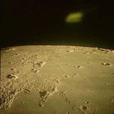 AS 12-51-7552 - Reflection?
Questo frame - al pari di quello seguente - è considerato da molti Studiosi (nonchè da semplici appassionati) di Ufologia, come uno dei più importanti in materia di "avvistamento e ripresa di UFO da parte degli Astronauti durante il Programma Apollo". 
Si tratta, senza ombra di dubbio, di un fotogramma decisamente intrigante: la "macchia" verdognola che si può vedere con grande chiarezza sulla Dx dell'immagine è davvero strana però, almeno per quella che è la nostra esperienza "sul campo", saremmo più propensi a credere che si tratti di un semplice riflesso o magari di un effetto prismatico anomalo, ma NON di un oggetto reale posto all'esterno della Navicella Spaziale Americana. 
Guardate e giudicate Voi stessi.
Parole chiave: Moon from orbit - Controversial