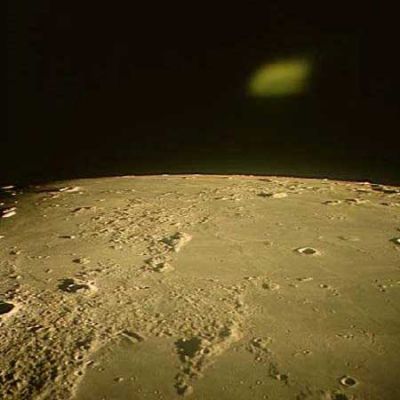 AS 12-51-7553 - Reflection?
Aggiornamento: siamo ora giunti in possesso di entrambi i frames in questione nella loro versione originale, HD ed uncompressed. Incredibile: l'oggetto verdognolo che viene ritratto in queste due immagini NON sembra essere un singolo oggetto! Si potrebbe trattare di due oggetti, apparentemente vicinissimi, o - forse - di un singolo oggetto il quale potrebbe essere strutturato in/su 2 "stadi" (o "compartimenti") semi-sovrapposti. E non è tutto: l'oggetto (o gli oggetti) sembra proprio avere una forma "familiare": ricordate i frames AS 15-88-12007 e seguenti (le "U" bianche ed azzurre che poi finiscono per diventare grigie, tanto per capirci)? 
Ebbene sembra proprio che si tratti del medesimo fenomeno, con una sola (riteniamo minima e, probabilmente, causata dall'età del film...) differenza: il colore delle "U"!
Per chi volesse visionare i due frames originali, Vi precisiamo che essi sono stati archiviati (assieme a molti altri) nella "Reserved Area", accessibile ai soli Soci di Lunar Explorer Italia.
Parole chiave: Moon from orbit - Controversial