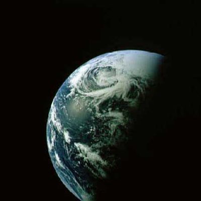 AS 13-60-8590 - Good-bye Earth...
La Terra si sta allontanando e gli astronauti dell'Apollo 13 scattano questa spettacolare istantanea. Ancora non sanno che li attende una Moon Mission che resterà nella Storia e nell'immaginario collettivo (ben rappresentato dal film "Apollo 13", con Tom Hanks), anche se - purtroppo - non metteranno mai piede sulla Luna...
Parole chiave: Postcards from Space
