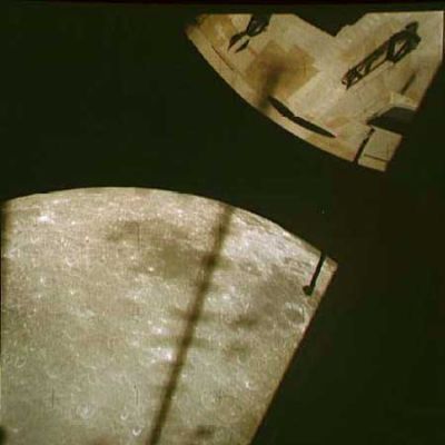 AS 13-61-8737 - Looking out, towards the Moon (1)
Se l'Uomo non rimetterà se stesso in gioco - rischiando anche la Vita, come è accaduto durante gli Apollo Days - l'esplorazione, laddove prosegua e dovunque arrivi, non riuscirà comunque MAI a produrre quel "Balzo Evolutivo" del Genere Umano di cui ogni tanto si parla.
Ma torniamo all'Apollo 13. La Missione Apollo 13, senza mai dimenticare la sua drammaticità, è stata anche teatro di eventi - diciamo... - interessanti dal punto di vista della ricerca di Anomalie. Esistono davvero tanti frames che hanno catturato la nostra (e non solo la nostra) attenzione. 
Ve ne proponiamo qualche altro e ci permettiamo di darVi un suggerimento: nelle fotografie della Collezione Apollo, nonostante alle volte possa sembrare il contrario, non c'è mai niente di banale. 
Nessuna immagine è "scontata" oppure "ovvia": mai. 
Parole chiave: Controversial