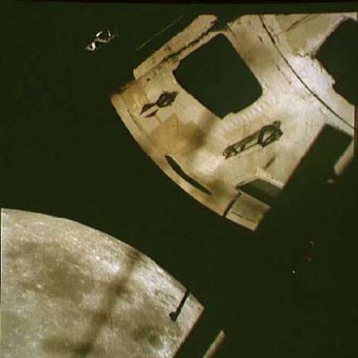 AS 13-61-8738 - Looking out, towards the Moon (2)
vedi commento al frame che precede
Parole chiave: Controversial