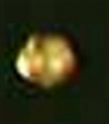 AS 13-62-8905 - The "Golden Anomaly" - detail mgnf 1
I lavori dell'Amico Fabio Italiano sono davvero molto belli e, nella loro - a volte - complessità, comunque riescono estremamente semplici. Che cosa stiamo guardando? Impossibile a dirsi.
Che cosa NON stiamo guardando, allora? Non stiamo guardando il mero  riflesso di una componente interna dell'Astronave Americana; non stiamo guardando nè la Luna, nè la Terra; non stiamo neppure guardando un photoartifact.
E allora? Può trattarsi di un UFO (una Sonda Telemetrica in ricognizione), così come di una "Chimera" (l'oggetto appare talmente deformato da non permetterci di escludere la possibilità che si tratti di un corpo NON solido ed "in divenire". 
Un oggetto nuovo, alieno per definizione, forse intravisto - qualche volta - nei cieli della Terra (ed erroneamente scambiato per fulmine globulare o per "bolla di plasma" - e che cosa sarebbe poi una "bolla di plasma"?!?), ma che appare per la prima e, a quanto ne sappiamo, unica volta nello spazio circum-terrestre, in prossimità di una Navicella Spaziale abitata.
Parole chiave: Orbital Anomaly - Highly Controversial Frame