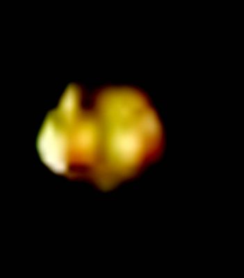 AS 13-62-8905 - The "Golden Anomaly" - detail mgnf 2
Qualche Lettore del bell'articolo di Fabio Italiano (vedi "Strani Compagni di Viaggio" su SpazioUFO.com - http://www.spazioufo.com/apollo13.asp) suggerisce una possibile "natura biologica" della Golden Anomaly. Noi, pur rispettando al massimo le opinioni di tutti, ci permettiamo un piccolo e modesto suggerimento: attenzione a "suggerire" ipotesi fortemente esotiche (come questa) allorchè gli elementi di supporto sono pari a "0". In questa maniera - usata da parecchi personaggi molto vicini al CUN e ad altre Istituzioni (chiamiamole così) "Storiche" per lo studio del fenomeno UFO - ma solo per esigenze di "cassetta" e di "visibilità"), si rischia di banalizzare tutta la Materia (serissima) e di passare - se va bene - per visionari. 
E' evidente che, in certi casi, "TUTTO" può essere, data anche l'assenza di elementi certi (anzi: data l'assenza di elementi tout-court!), ma è pure evidente che gli Studiosi Seri del fenomeno UFO (che sono tanti - e, scusateci, NON includiamo il CUN in questa Categoria), danno "fastidio" e quindi, non appena nasce l'occasione, si cerca subito di farli passare per "personaggi strani" (e cioè, spesso, per "stravaganti", mitomani o, in certi casi, addirittura per persone mentalmente disturbate). 
A volte, purtroppo, questo accade perchè si cerca di dare delle risposte anche quando dare risposte è, semplicemente, impossibile.

Come in questo caso.

Il mio suggerimento? In casi del genere parliamo di UFO (o di OVNI) e basta. Restiamo pragmatici (anche se la voglia di ipotizzare è forte): solo così, forse, si riuscirà - un giorno - a far uscire l'Ufologia dalla gabbia dell'esoterismo e delle discipline ad esso connesse e collegate ed a farla entrare a pieno titolo nel campo delle Scienze.

Paolo C. Fienga
Parole chiave: Orbital Anomaly - Highly Controversial Frame