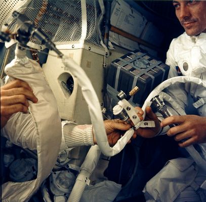 AS 13-62-9004 - We need "air"!...
Come ottenere, su una nave spaziale in viaggio fra la Terra e la Luna ed in condizioni di stress estremo, un "marchingegno" capace di ripulire l'aria della capsula dall'anidride carbonica in eccesso e renderla nuovamente respirabile.
No, non è un miracolo: è solo tecnica, procedure e "sangue freddo".
Parole chiave: Apollo from the inside - Apollo 13