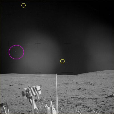 AS 14-64-9056 (HR) - Star-like Objects and "something" else...
Dalla pazienza e l'occhio del Dr Gianluigi Barca, una serie di frames che ci mostrano degli interessanti - e consueti, nelle Missioni Apollo - "Star-like Objects" e, in questo specifico frame, un curioso "OVNI Lunare" (nella Cerchiatura color Fucsia) il quale, operando un elevatissimo stretching dell'immagine, si risolve in un corpo dalla forma sferica, ancorchè non perfettamente regolare, caratterizzato da un'albedo piuttosto alta. 
In direzione del suo (diciamo così...) "Polo Sud", si evidenzia una sorgente luminosa indipendente ed alquanto intensa.
UFO? Photoartifact? Difetto da eccesso di Digital Processing dei frames originali?
Sugli Star-like Objects qualche idea ce l'abbiamo, ma su questo UFO Lunare, onestamente, no.

La NASA, se Vi interessa, di AS 64-9056, dice questo:"Rightward of 9055, over the MET, showing the smooth MET tracks".
Parole chiave: Moon Panorama - Controversial