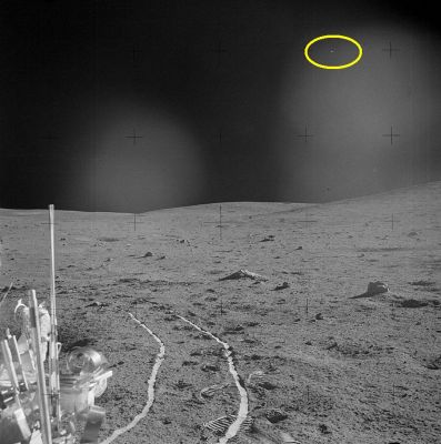 AS 14-64-9057 - Star-like Objects
La CASISTICA degli Star-Like Objects

In molti ci hanno domandato "che cosa sono gli Star-like Objects" e perchè non potrebbero essere semplici difetti ripetitivi (photoartifacts) di un numero impressionante di frames NASA.
Allora: Star-like Object vuol solo dire "Oggetto dall'Apparenza Stellare", nulla di più. Sulla Natura degli Star-like Objects si potrebbe scrivere un trattato di fotografia, ma non si verrebbe comunque a capo di nulla e allora – brevemente – diciamo che, sebbene non (ci) sia possibile risalire con certezza assoluta a quella che potrebbe essere la loro "causa", si può trattare di:

1) difetti originari della pellicola o delle ottiche;
2) difetti occorsi in sede di sviluppo delle pellicole originali;
3) difetti causati dall'iper-processing dei frames originali;
4) difetti susseguenti alla digitalizzazione dei frames originali;
5) difetti conseguenti ad una eccessiva compressione dei frames digitali originali;
6) stelle, effettivamente (anche se la NASA – da sempre – smentisce categoricamente questa possibilità);
7) oggetti reali, molto vicini agli Astronauti ed estremamente brillanti (se gli Star-like Objects si vedono in immagini Up-Sun – e cioè ottenute scattando con il Sole posto frontalmente o diagonalmente rispetto all’Astronauta, ma comunque compreso in un arco di circa 130/140° rispetto alla sua fronte);
8) oggetti reali, non necessariamente vicinissimi agli Astronauti, ma comunque molto brillanti (se individuati in immagini Down-Sun – e cioè ottenute scattando con il Sole alle spalle dell’Astronauta).

Parole chiave: Lunar Panorama - Star-like Objects - Controversial