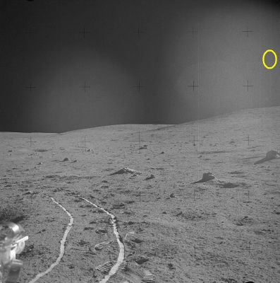 AS 14-64-9058 - Star-like Objects
Ma in questi frames, a che cosa potrebbero essere dovuti questi Star-like Objects? 

Bella domanda! Diciamo che è difficile che si tratti di stelle, poichè (al di là della perenne negazione NASA su questa eventualità) i frames sono tutti Up-Sun e la Sun Glare Area (zona/fascia di abbagliamento) che ne deriva, anche senza riprendere direttamente il Sole, dovrebbe essere comunque sufficiente a cancellare tutti gli oggetti (posti ad una distanza da chi riprende che, convenzionalmente, stimiamo "infinita" - ergo Stelle, Pianeti e quant'altro si trova sulla linea visuale della fotocamera) la cui luminosità non sia almeno pari o superiore a quella della Terra, come vista dalla Luna.
 

Parole chiave: Lunar Panorama - Star-like Objects - Controversial