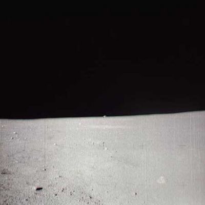 AS 14-64-9072 - Lunar Horizon and pseudo-Mistery (1)
Le immagini a bassa (o bassissima) risoluzione della Luna hanno un fascino tutto particolare. Sapete quale? Risultano, diremmo sempre o quasi sempre, leggermemnte sfuocate. Sfuocate come se il Tempo avesse "posato una leggera patina di polvere su di esse" (citiamo un Collega). E' ovvio che, ad occhi non abituati alla qualità dei frames in HR o addirittura gli Original Uncompressed, questa "patina di polvere" non dà noia, anzi: aggiunge mistero.
Il problema, però, arriva quando i frames a bassa (o bassissima) risoluzione devono essere esaminati. Allora - parliamo per esperienza - si rischiano le "sviste". Quelle grosse, che fanno perdere credibilità e carisma anche al più accorto fra i Ricercatori.

Per esempio: il dettaglio che emerge dallo sfondo, proprio a centro immagine, secondo Voi che cos'è? 
Un boulder? Un outcrop? Una sfera-anomala? Vi diciamo subito che, se non si posseggono informazioni contingenti, è davvero impossibile riuscire ad identificare il dettaglio...
Parole chiave: Postcards from the Moon