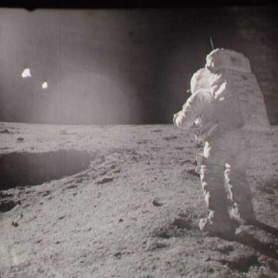 AS 14-64-9088 - Just looking around... (1)
In questo frame - e nei due che seguono - la visita di (crediamo) Shepard ad un cratere non molto lontano dal luogo di allunaggio. 
Il Sole è basso sull'orizzonte lunare e questa circostanza è causa di una intensa luce bianca diffusa che, in alcuni casi, pare inondare le immagini (rendendole un pò meno chiare ma, forse, un pò più suggestive). 
Parole chiave: Postcards from the Moon