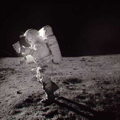 AS 14-64-9089 - Just looking around... (2)
L'angolo di ripresa, come potete notare, in questo secondo frame viene mutato leggermente, così escludendo la creazione di effetti prismatici nell'obbiettivo della fotocamera. L'immagine ci appare migliore (più nitida e definita) e dai contorni più netti.
Parole chiave: Postcards from the Moon