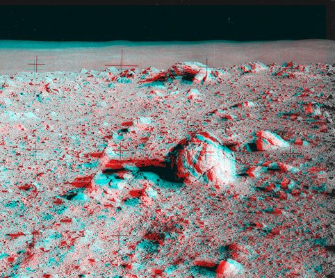 AS 14-64-9101 and 9102 - Boulder Field (stereo and HR)
Original caption:"These 2 frames from Al's Station C-Prime pan, taken after 133:23:40 MT, show a small group of boulders North-West of Al's location. 
The rim of Cone Crater is beyond the boulders to the right of center".

Nota: svariati photoartifacts sono chiaramente visibili nella porzione di frame dedicata al Cielo della Luna.
Parole chiave: Lunar Surface - Boulders
