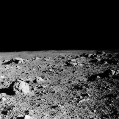 AS 14-64-9103 - The rim of Cone Crater
Siamo (anzi: dovremmo essere) sul bordo (--->rim) di Cone Crater ma, come potete constatare Voi stessi, non vediamo nulla che ci suggerisca una simile eventualità. Purtroppo non vediamo neppure - anche supponendo con la massima Buona Fede di essere proprio sul margine del cratere (e dunque impossibilitati a vedere la parete che lo definisce perchè saremmo proprio sul suo punto più alto) - la parete opposta rispetto a quella su cui si trova l'Astronauta (Mitchell?) che sta fotografando. 
Insomma, pensate a Marte e ad Endurance Crater: nelle riprese fatte dal Rover quando era posizionato proprio sul bordo del cratere, la parete opposta a quella da cui il Rover riprendeva le sue panoramiche si vedeva sempre (e non poteva essere altrimenti)! Come mai qui non si vede nulla? 
E come mai l'orizzonte lontano è offuscato (diremmo fuori fuoco o annebbiato)?
Ma dove si trovava esattamente Mitchell mentre questa foto veniva scattata?
Parole chiave: Moon Panorama