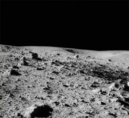 AS 14-64-9116 - Panorama (1)
Tralasciamo comunque (per qualche momento) i tanti gaps logici e gli innumerevoli dettagli incongrui che, forse, meriterebbero una maggiore attenzione non solo da parte degli Studiosi, ma anche da parte degli organi di Informazione e Divulgazione Scientifica.
Pensateci: ma avete mai sentito parlare di queste problematiche e di questi - chiamiamoli pure "enigmi irrisolti" - in qualcuna delle trasmissioni teoricamente di maggior qualità nel campo della divulgazione ed informazione scientifica e para/pseudo-scientifica tipo "Quark", "La Macchina del Tempo", "Voyager" e chi più ne ha, più ne aggiunga? Ovviamente no: ma riuscite ad immaginare qualcuno dei conduttori delle citate trasmissioni che tenta di spiegare al Pubblico il motivo per cui un cratere di 300 metri di diametro - che si vede tanto bene dalle fotografie orbitali... - SPARISCE quando ci troviamo a camminarci sopra?!?...
Parole chiave: Moon Panorama