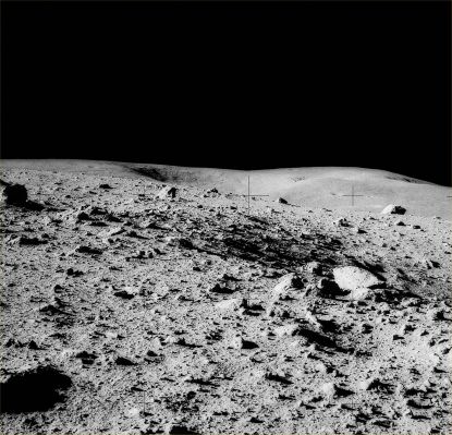 AS 14-64-9117 - Panorama (2)
Vi invitiamo quindi a voler considerare questi frames, al pari di tanti altri, solo ed esclusivamente per quello che sono: immagini (comunque) fantastiche di un mondo affascinante, misterioso e tutto da scoprire il quale è situato a soli 3 giorni di viaggio dalla Terra.
E siamo sinceri quando Vi diciamo che, forse, questa è davvero l'unica chiave di lettura che dovremmo usare quando rivisitiamo - fotograficamente e con i pochi mezzi a nostra disposizione - gli Apollo Days...
Parole chiave: Moon Panorama