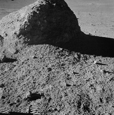 AS 14-64-9133 - A "Large Rock" near a..."Weird Rock"!
nessun commento
Parole chiave: Lunar Surface - Boulders