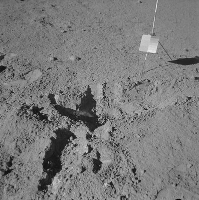 AS 14-64-9161 - The sliding-down trench of Station "G"
Original caption:"134:36:42 MT. Second image in a stereopair Al took of the Station G trench. Every other trench that the Apollo Astronauts dug on the Moon held vertical walls. For some reason, this one would not, except near the left end". 

Scan courtesy NASA Johnson.

Parole chiave: Lunar Surface - Trench