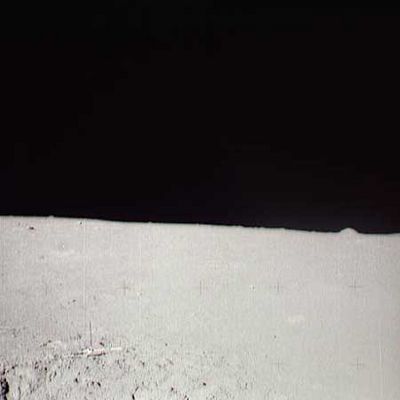 AS 14-64-9186 - Lunar Horizon and pseudo-Misteries (3)
L'oggetto che, nel frame precedente, era cerchiato in verde, qui si vede ancora "meglio"...Si fa per dire!
Che cos'è?

E' un "boulder", dicono alla NASA - original caption:"(...) This picture shows the view to the South and the blurred object on the horizon is a boulder...(...)" -; secondo noi, invece, si potrebbe trattare di un "mound" (simile a quello che venne immortalato durante la Missione Apollo 12), e cioè un "cumulo" di rocce di varie dimensioni e di polveri. 

Nota: il "boulder" si vede molto bene anche nel frame AS 64-9154.
Parole chiave: Lunar Surface - Pseudo-Anomalies