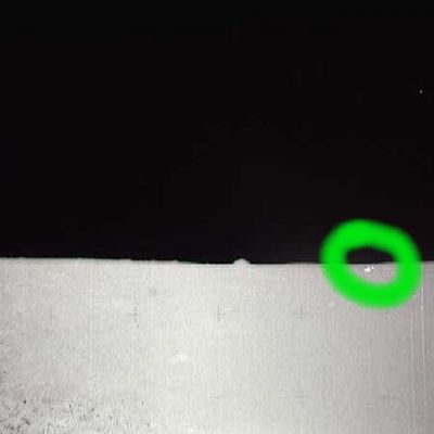 AS 14-64-9187 - Lunar Horizon and pseudo-Misteries (4)
Soluzione del "mistero": l'altra feature - che abbiamo cerchiato in verde -, vagamente squadrata e che splende di luce metallica, alla Vostra Dx (ed accanto al boulder di forma apparentemente cupolare)...è il LM. 

Attenzione: usando immagini come questa e caratterizzate da una simile (pessima) risoluzione, l'oggetto in questione potrebbe essere qualsiasi cosa! Noi abbiamo risolto - forse - il problema leggendo i commenti alle immagini (Apollo 14 - Lunar Surface Journal) e procurandoci il frame originale uncompressed. 
E comunque, se ci fate caso, l'orizzonte Lunare (portate il frame sino al full-size per vedere bene) che attraversa il piano su cui giacciono boulder e Lunar Module, è palesemente rovinato dall'eccessiva compressione. Così rovinato da apparire ritoccato! 
E questa, sicuramente, è la vera Anomalìa del frame...
Parole chiave: Lunar Surface - Pseudo-Anomalies